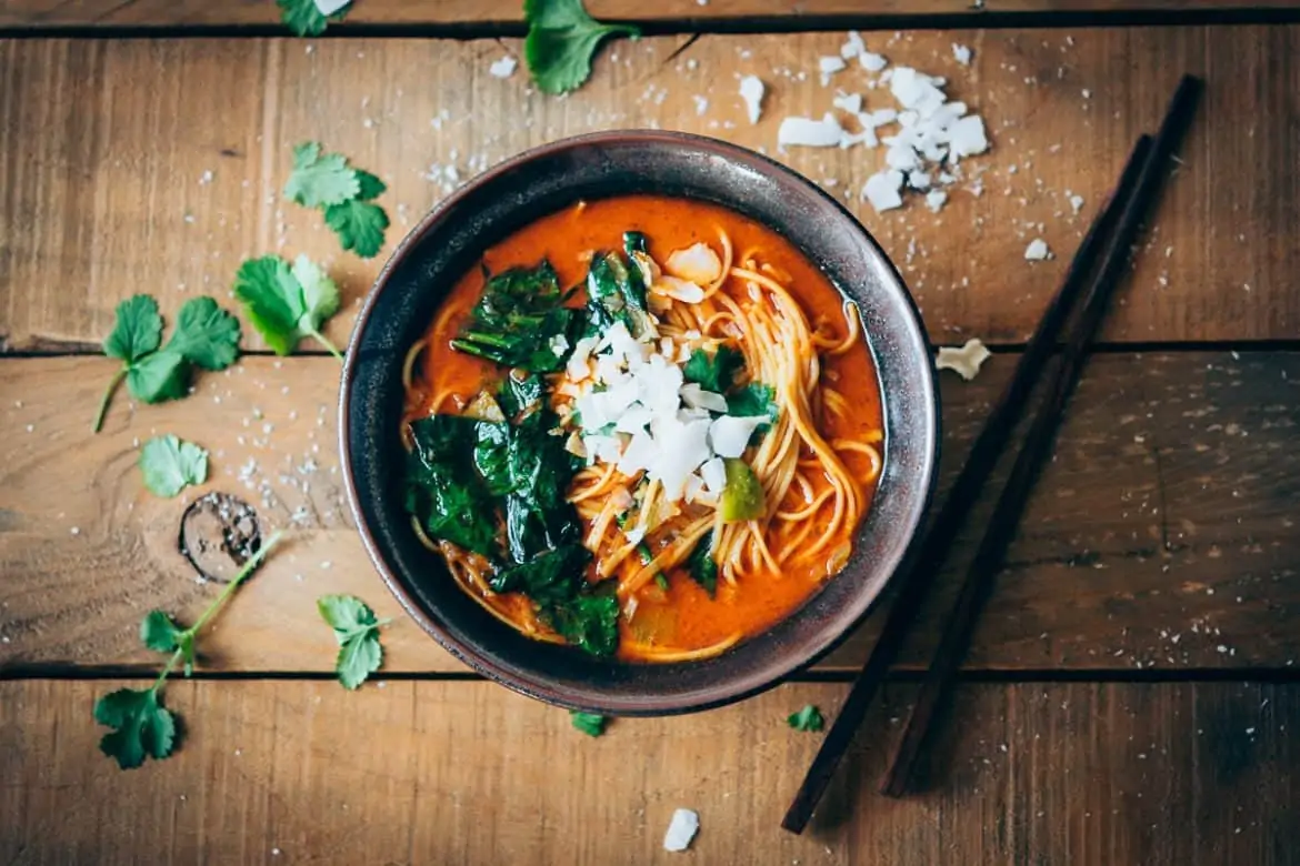 Sopa de espinacas y coco estilo asiático