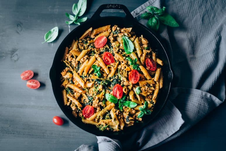 Pasta con tofu, espinacas y pesto 1