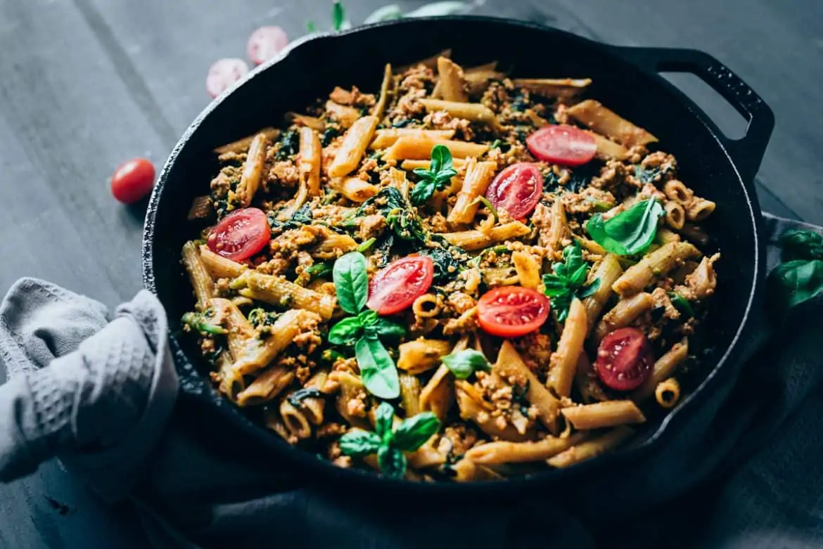 Pasta con tofu, espinacas y pesto