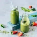 Batido antioxidante con espinacas, té matcha y fresas