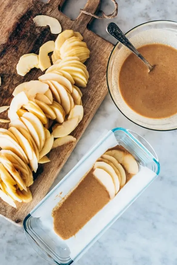 Capas alternas de manzana y masa para preparar la tarta de manzana