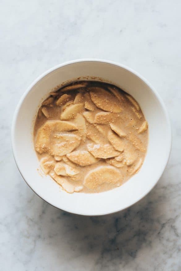 Mezcla en un bol de la tarta de manzana