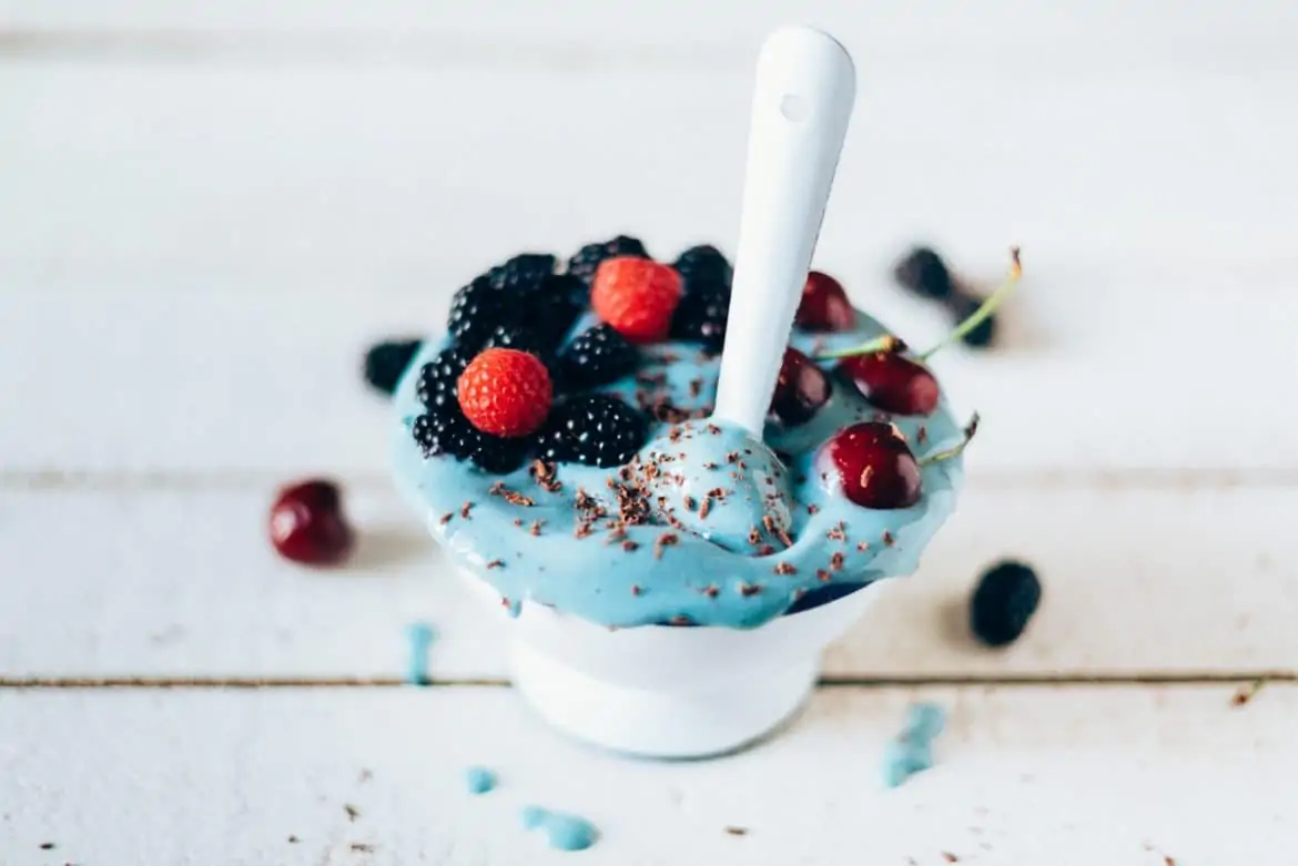 Helado saludable de plátano con espirulina azul