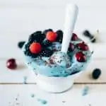 Helado saludable de plátano con espirulina azul