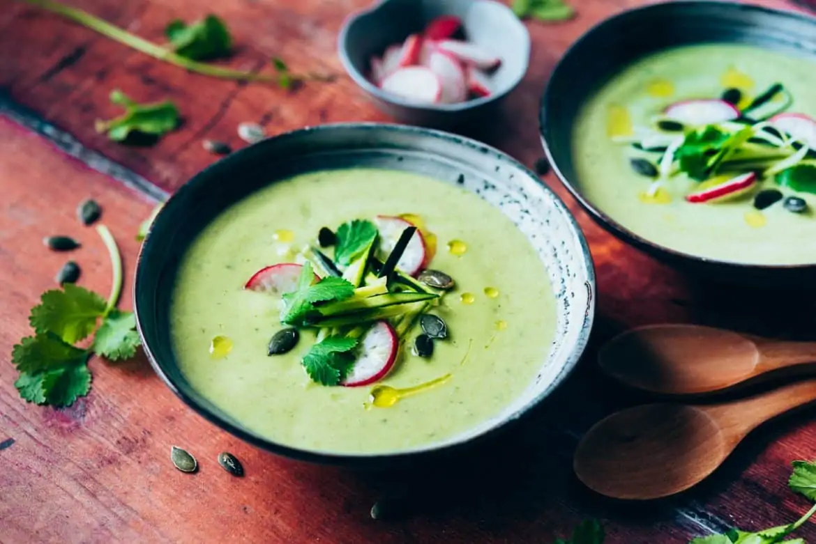 Sopa fría de calabacín y aguacate