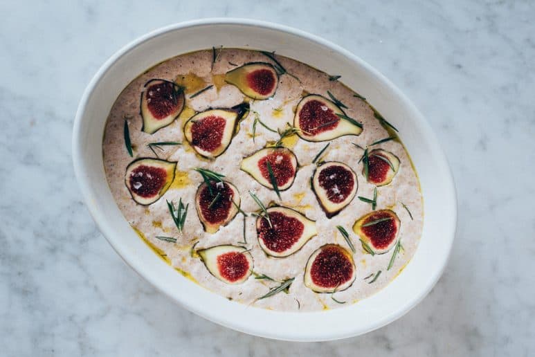 Fuente lista para meter la focaccia en el horno