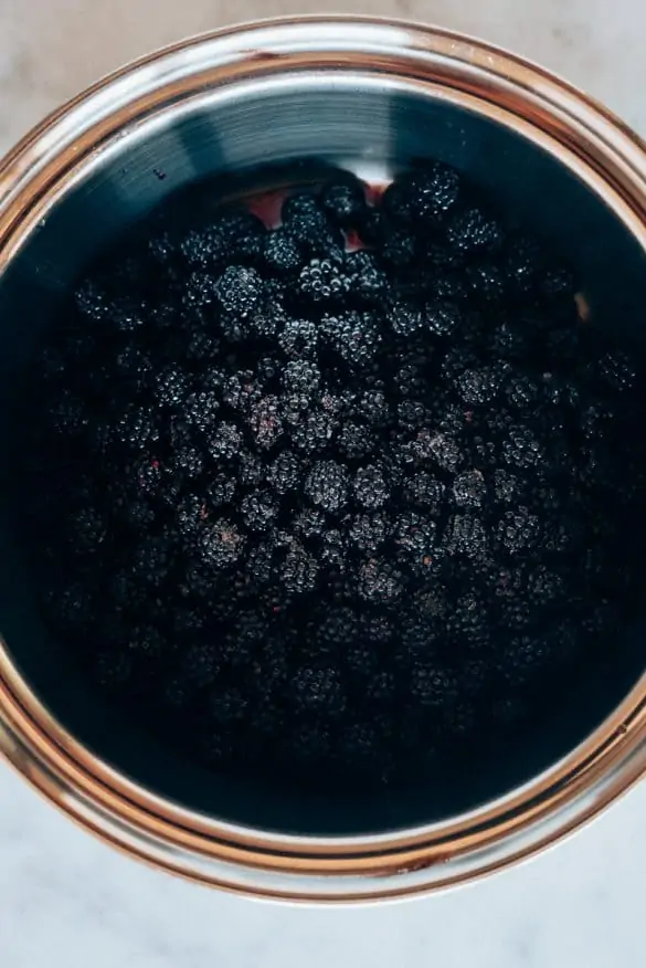 Moras con azúcar y limón en bol después de macerar