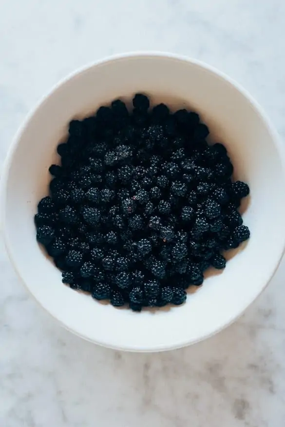 Moras con azúcar y limón antes de macerar