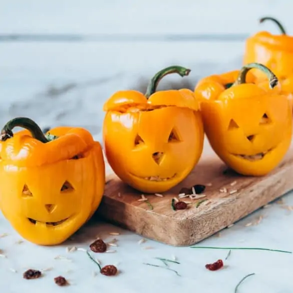 Pimientos de Halloween rellenos de arroz