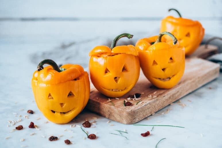 Pimientos de Halloween rellenos de arroz