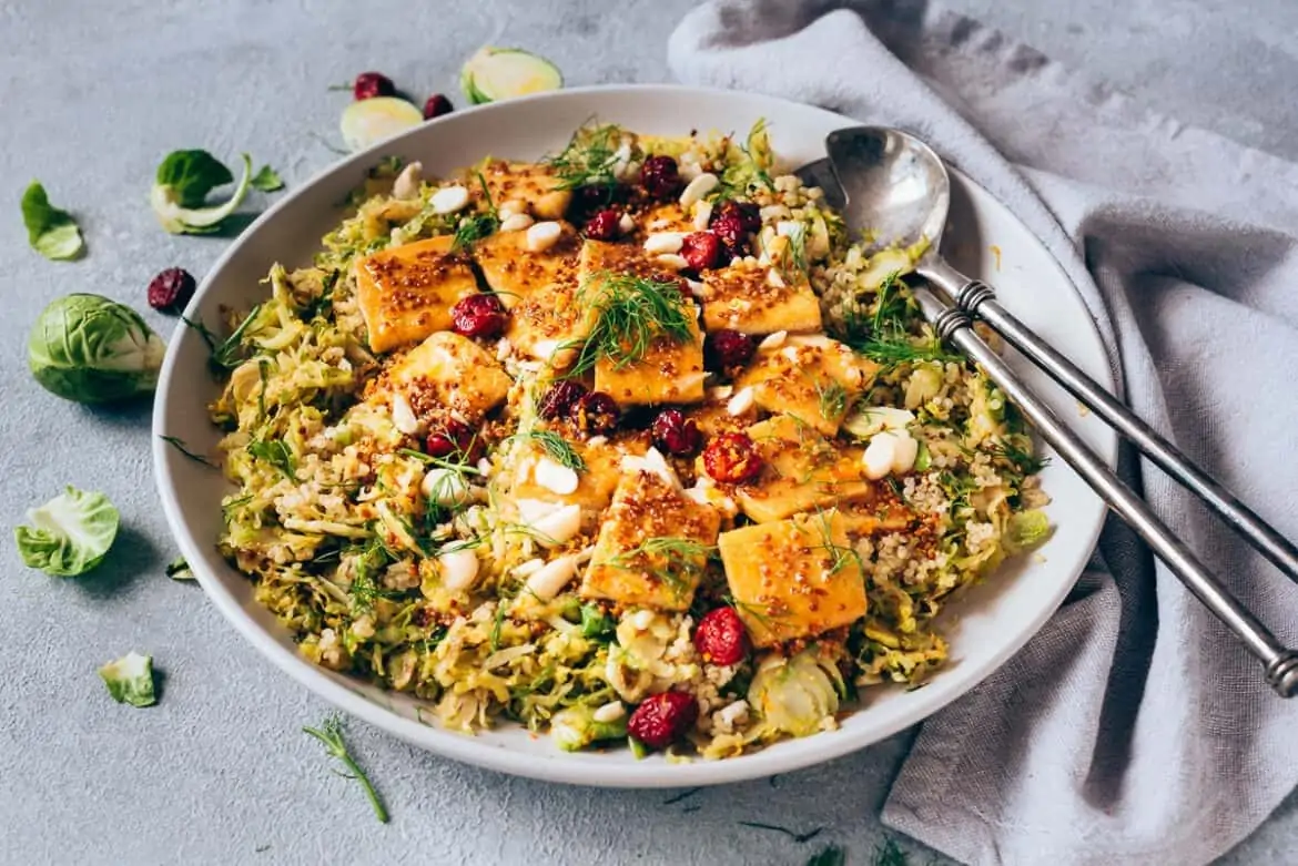 Ensalada de Coles de Bruselas, Quinoa y Tofu