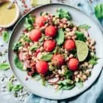 Ensalada de legumbres con sandía y aliño de miso y lima