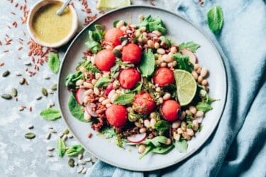 Ensalada de legumbres con sandía y aliño de miso y lima