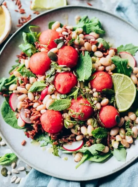 Ensalada de legumbres con sandía y aliño de miso y lima