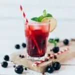 Mocktail de cerezas y pimienta de Jamaica