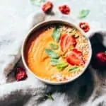 Salmorejo ligero con fresas y canamo