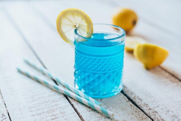 Limonada casera de espirulina azul