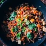 Fideos al wok con verduras y tofu