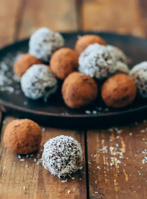 Bolitas de cacao, calabaza y jengibre. Un dulce vegano sin azúcares añadidos.