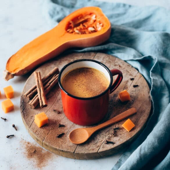Pumpkin spice latte casero o latte de calabaza saludable
