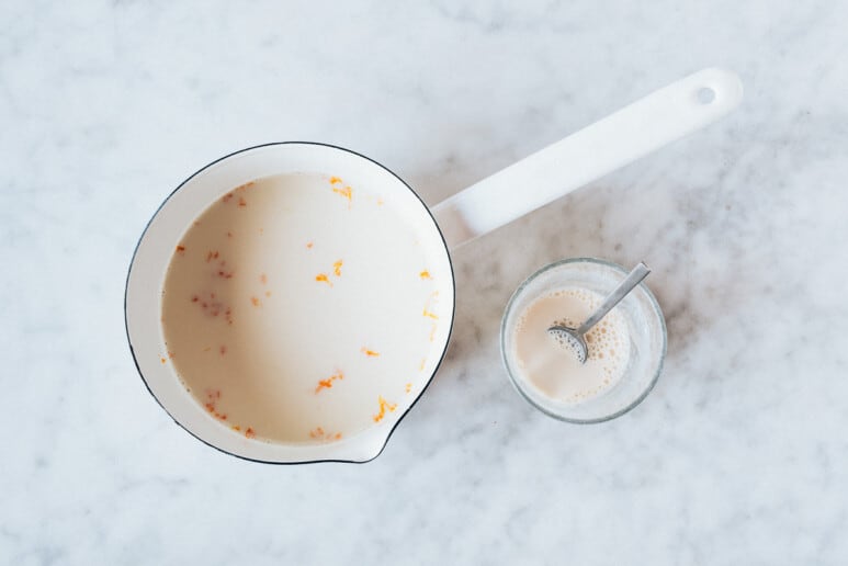 Leche en cazo para hacer flan casero de mandarina