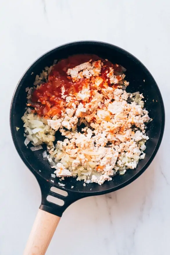 Cebolla frita tomate y tofu