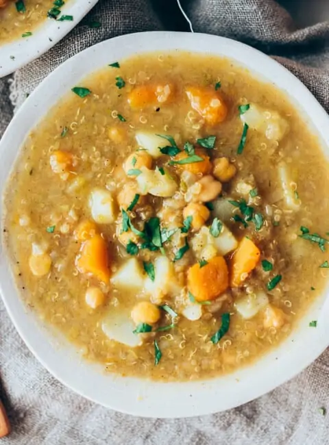 Sopa de quinoa con ajos tiernos y calabaza