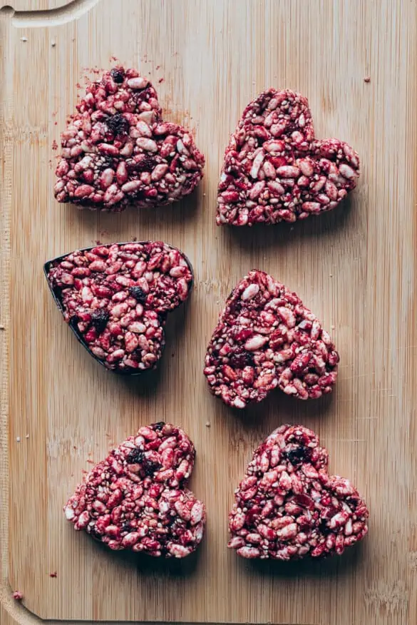 Barritas de cereales para San Valentín sobre madera