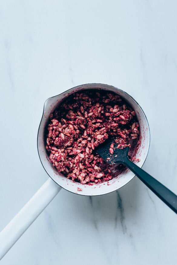 Mezclamos los ingredientes para hacer las barras de cereales