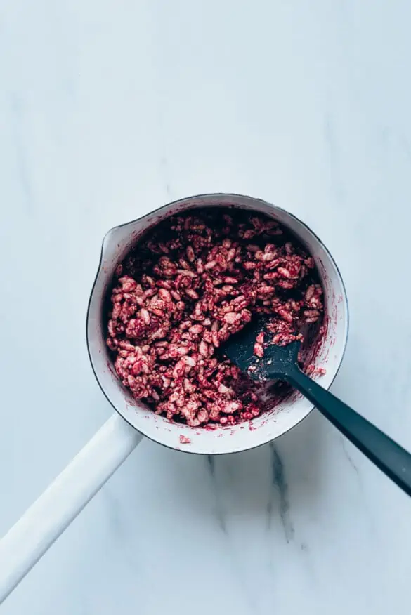 Mezclamos los ingredientes para hacer las barras de cereales