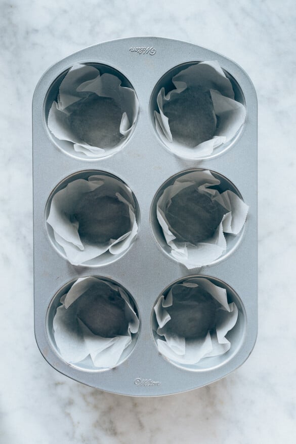 Molde con papel para hacer muffins