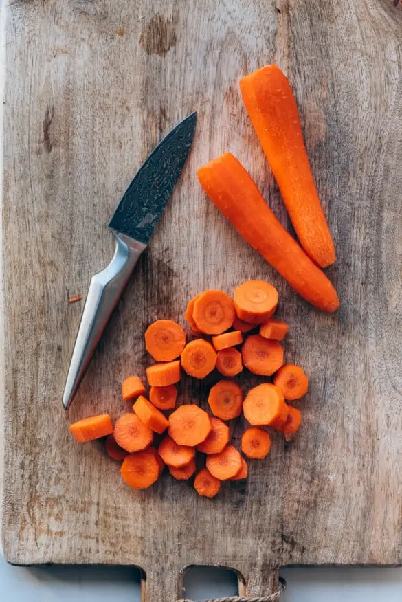 Zanahoria cortada en tabla