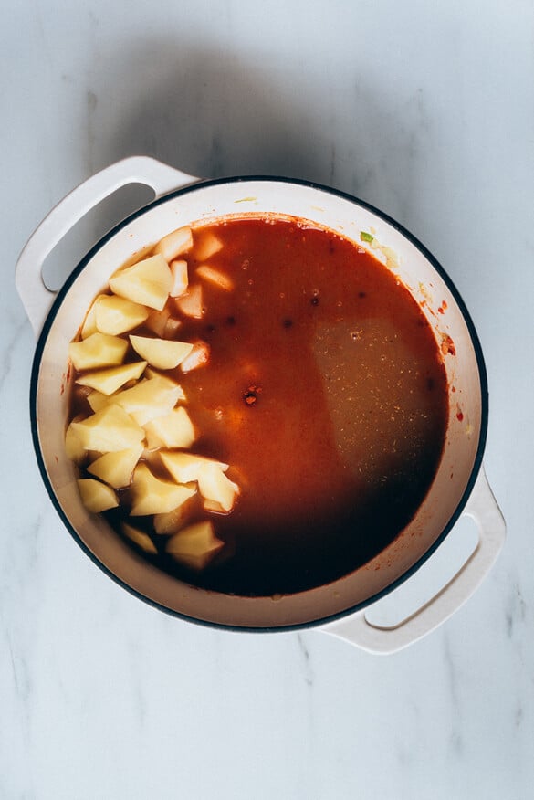 Añadimos concentrado de tomate, el caldo y resto de ingredientes