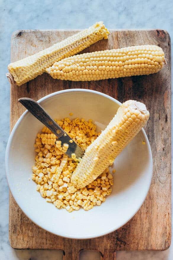 Desgrana las mazorcas de maíz fresco