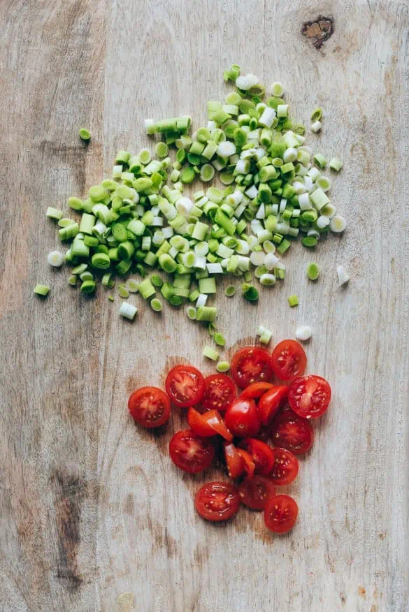 Ajos tiernos y tomates cortados Ajos tiernos y tomates cortados