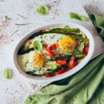 Huevos al plato con verduras saludables