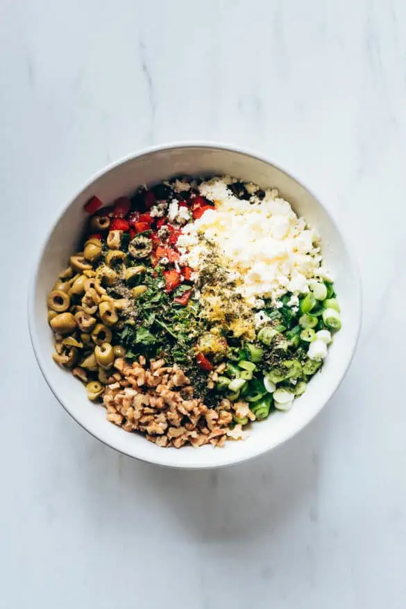 Ensalada arroz en el bol antes de mezclar