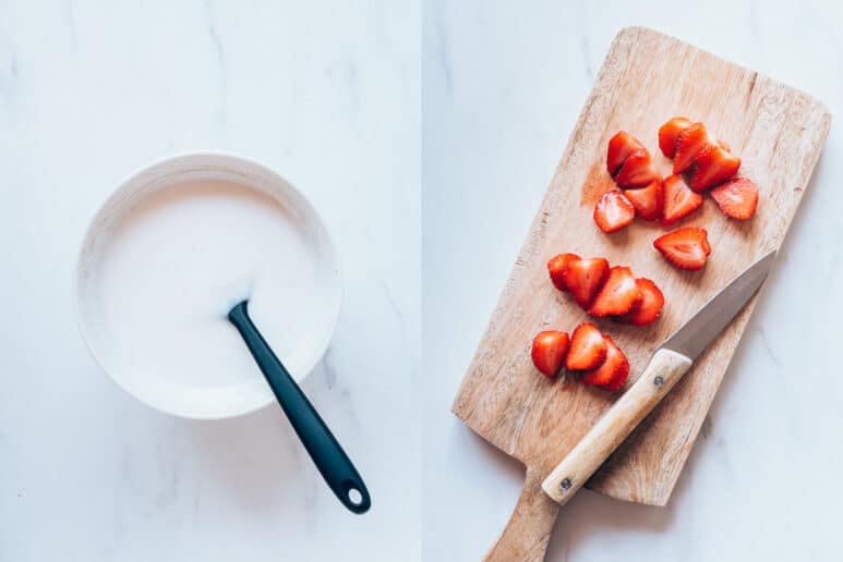 Mezcla de yogur y fresas cortadas