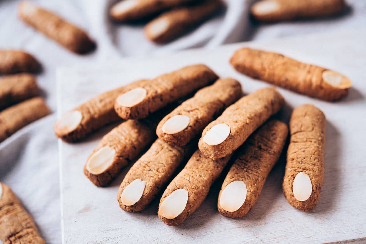 Ingredientes para elaborar las galletas de dedos de bruja para Halloween