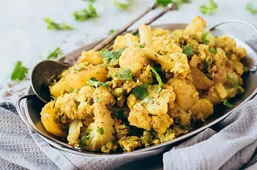 Aloo gobi matar - Coliflor con patatas, guisantes y especias