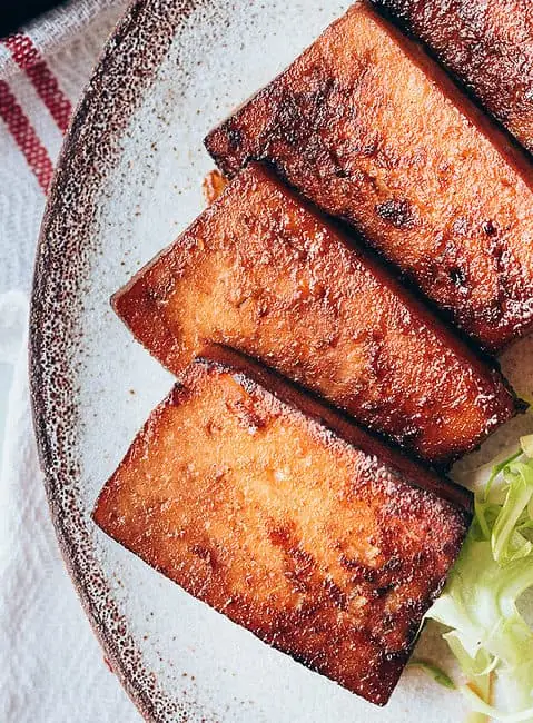 Tofu marinado con soja y miel