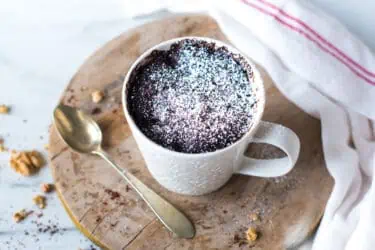 Mug cake vegano de chocolate al microondas