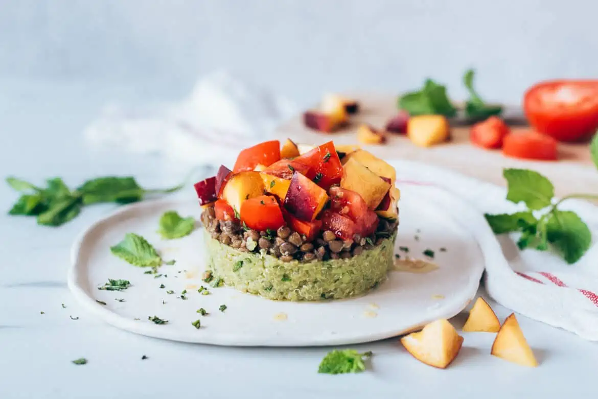 Timbal de quinoa, lentejas y nectarina