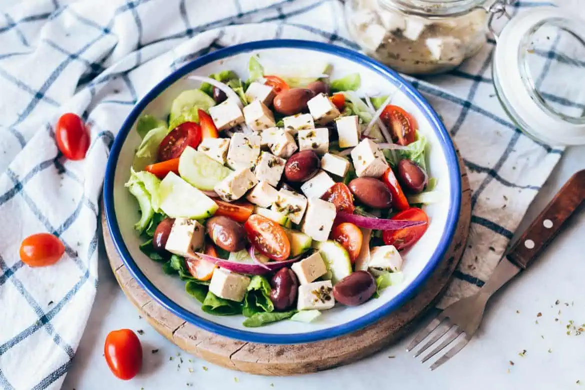 Ensalada griega vegana con tofu feta