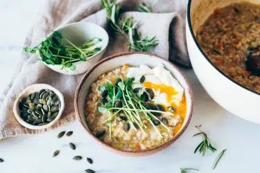 Porridge salado de avena y verduras